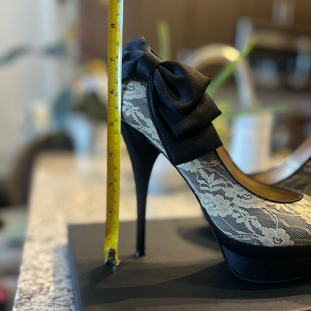 Free Press Black and Cream Lace Heels with Satin Side Bow 8M - Picture 3 of 9